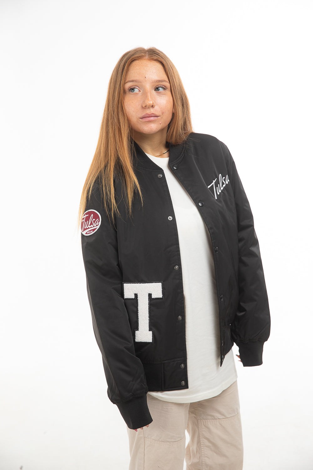 Chaqueta bomber universitaria con parches y bordados